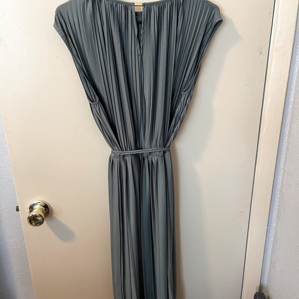 Long, sleeveless dress in pleated jersey.